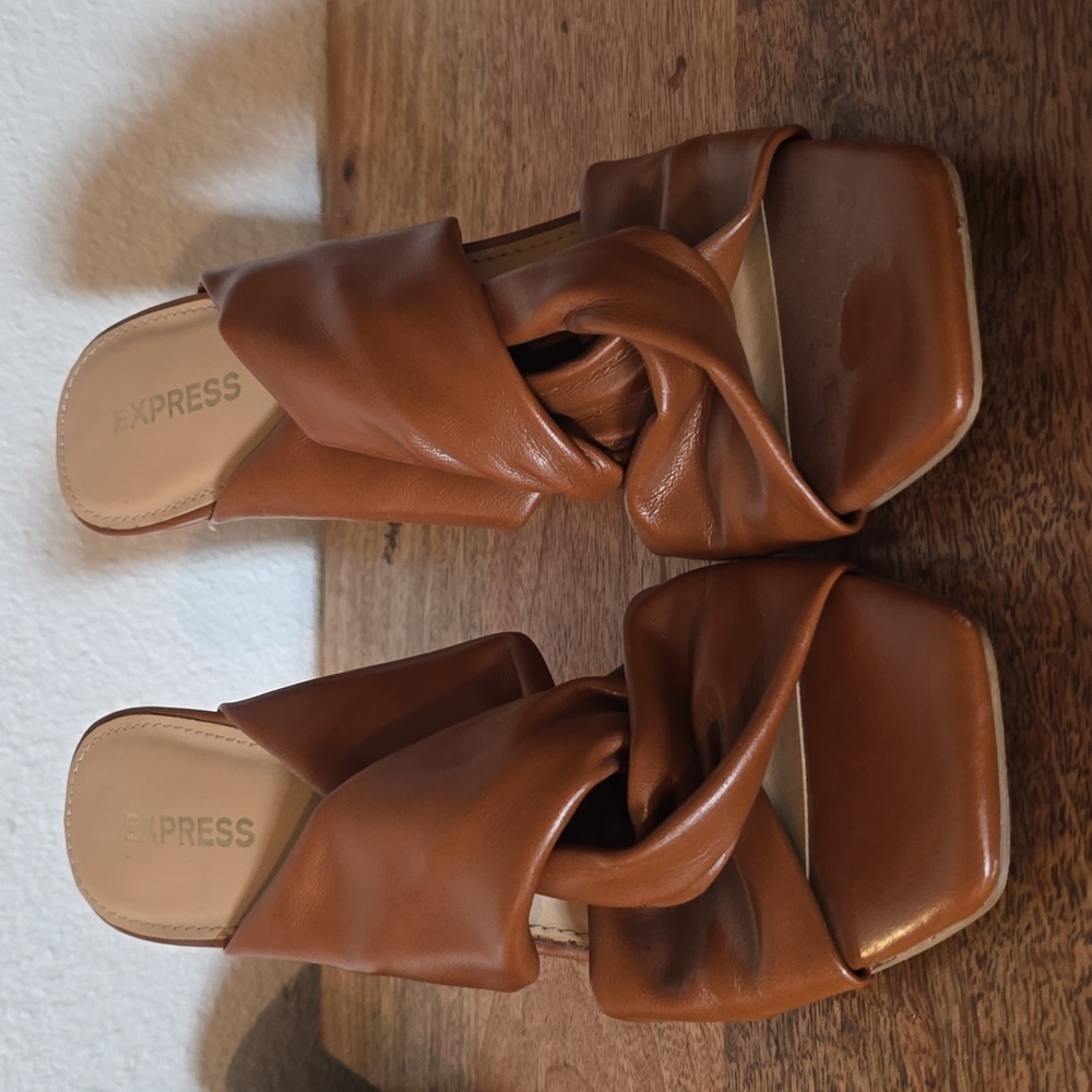 Express Twisted Heel size 8.5